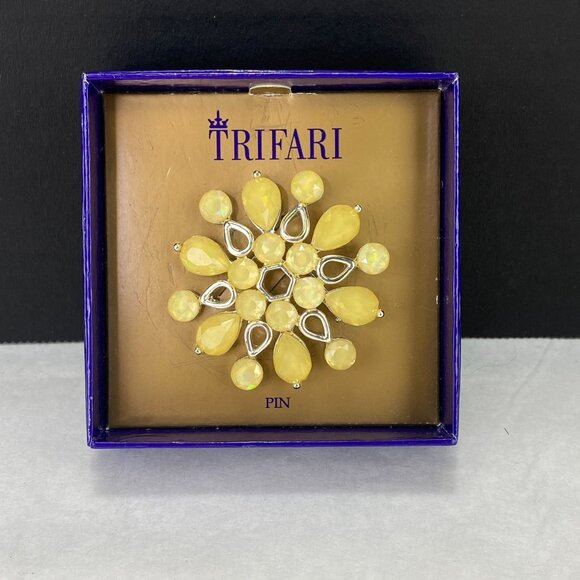 Vintage Trifari Snowflake Brooch Christmas Pin - Picture 1 of 8